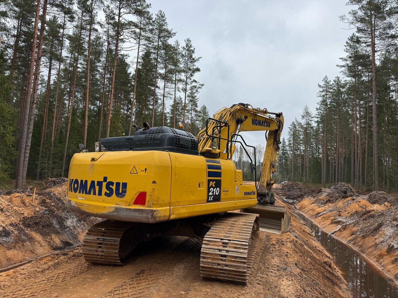 KOMATSU PC210LC-11 - Pelle sur chenille: photos 2 KOMATSU PC210LC-11 - Pelle sur chenille: photos 2