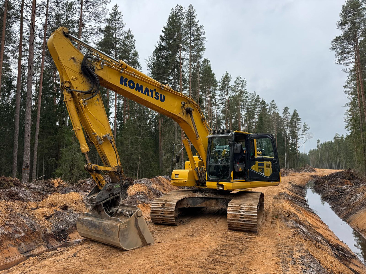 KOMATSU PC210LC-11 - Pelle sur chenille: photos 1 KOMATSU PC210LC-11 - Pelle sur chenille: photos 1