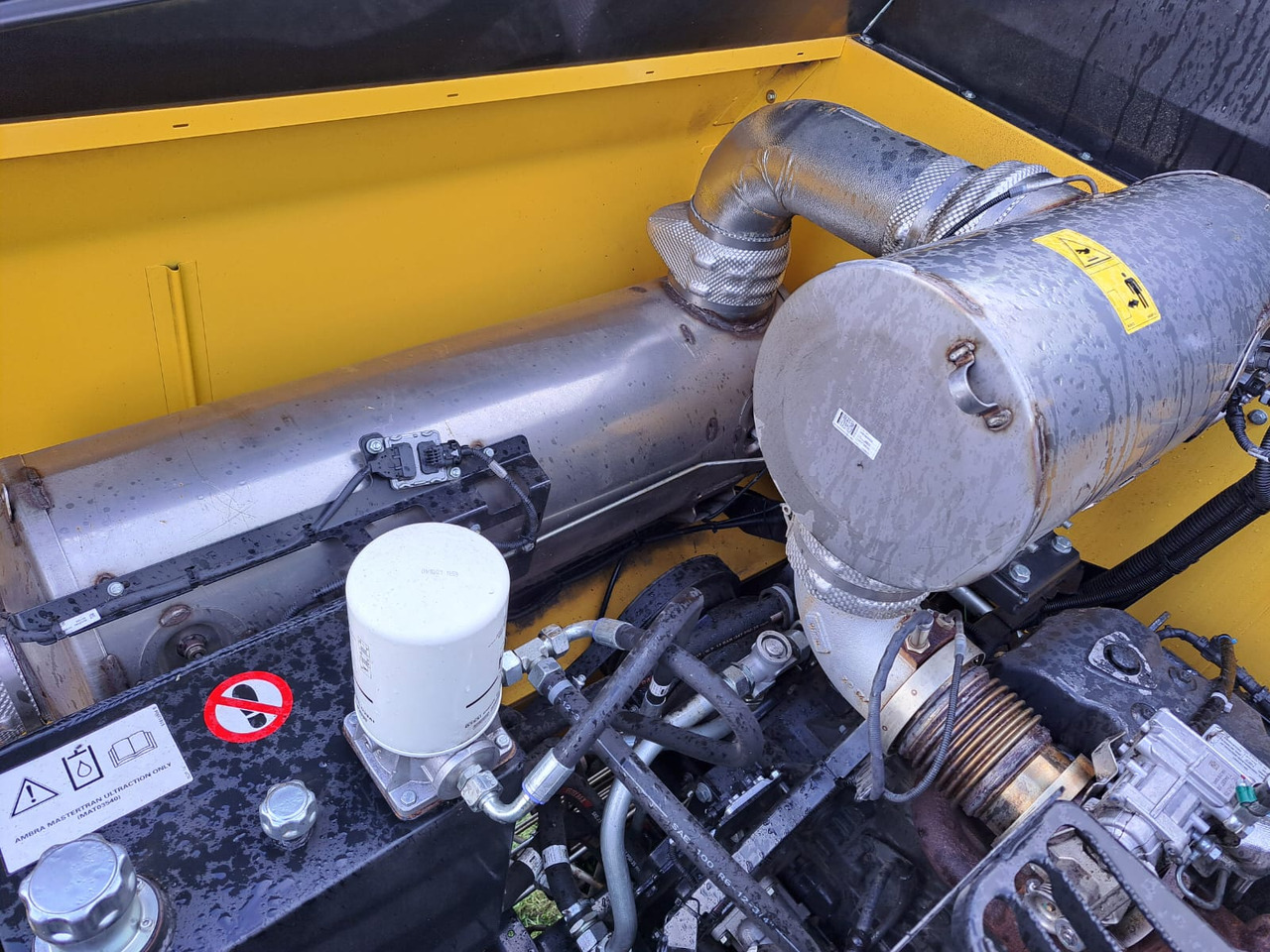 NEW HOLLAND TC 5.90 - Moissonneuse-batteuse: photos 5 NEW HOLLAND TC 5.90 - Moissonneuse-batteuse: photos 5