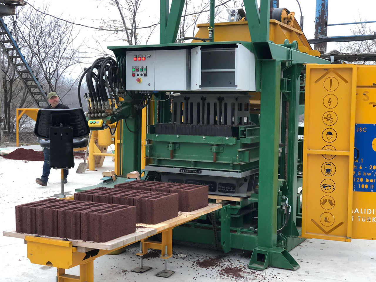 Economic Hollow Block Machine - Pondeuse à parpaing: photos 5 Economic Hollow Block Machine - Pondeuse à parpaing: photos 5