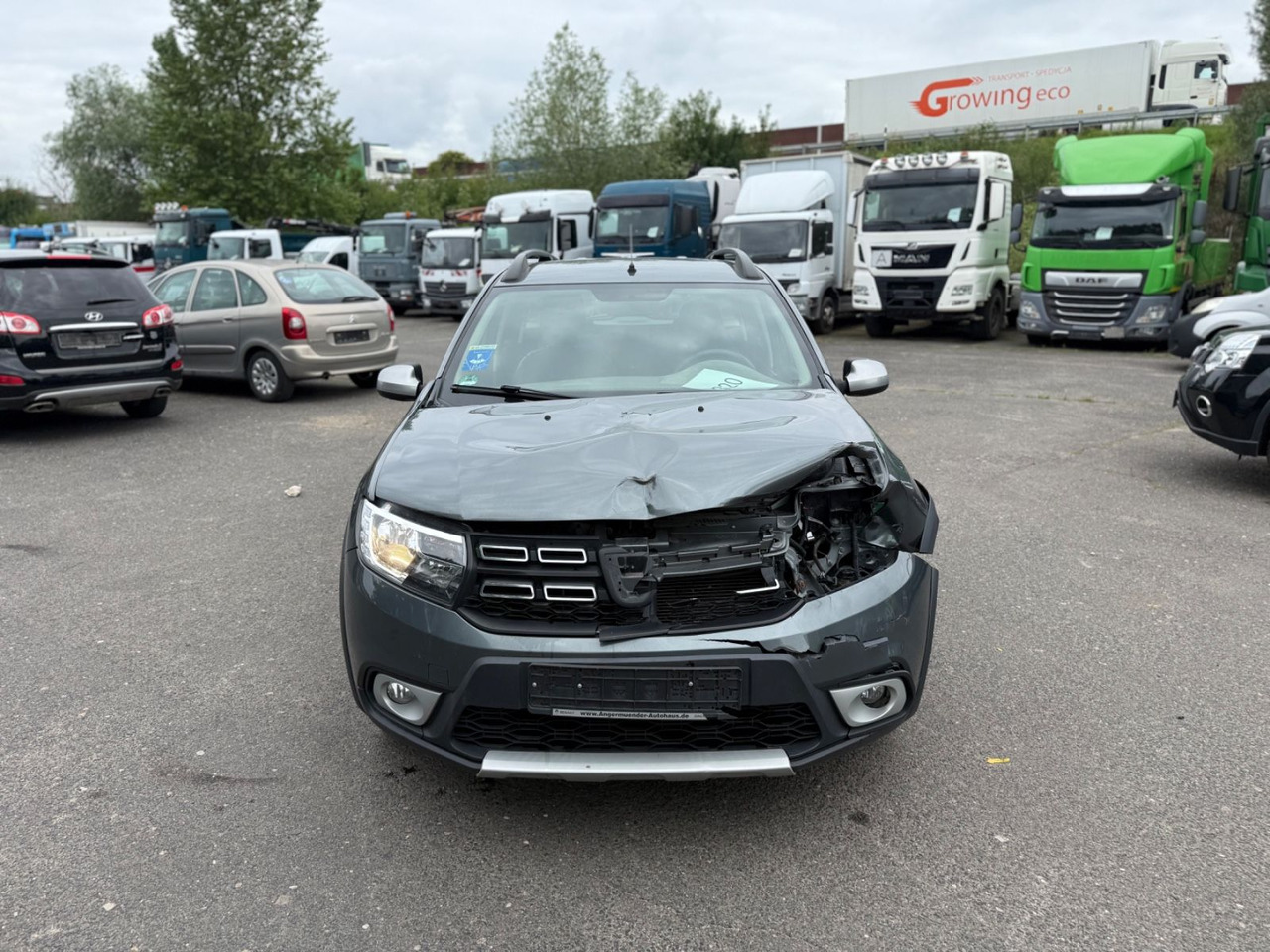Dacia Logan MCV II Kombi Stepway Celebration UNFALL!! - Voiture break: photos 1 Dacia Logan MCV II Kombi Stepway Celebration UNFALL!! - Voiture break: photos 1