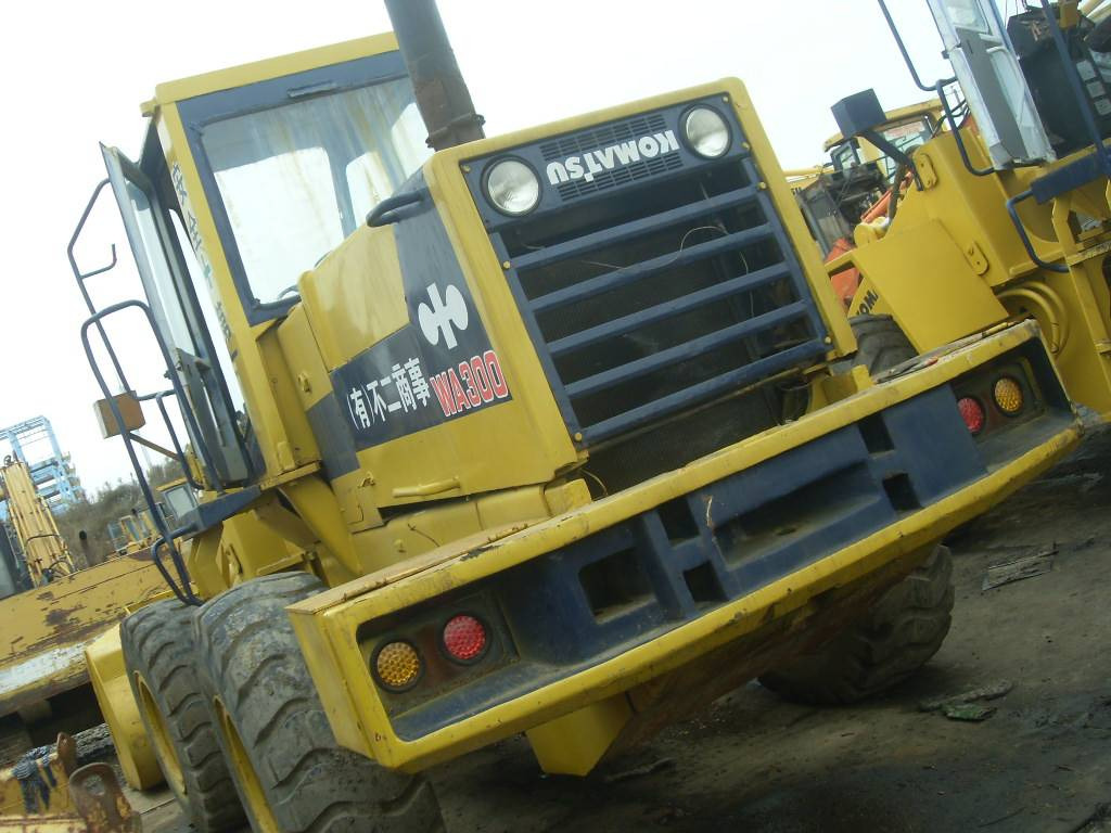 Komatsu WA300 - Chargeuse sur pneus: photos 1 Komatsu WA300 - Chargeuse sur pneus: photos 1