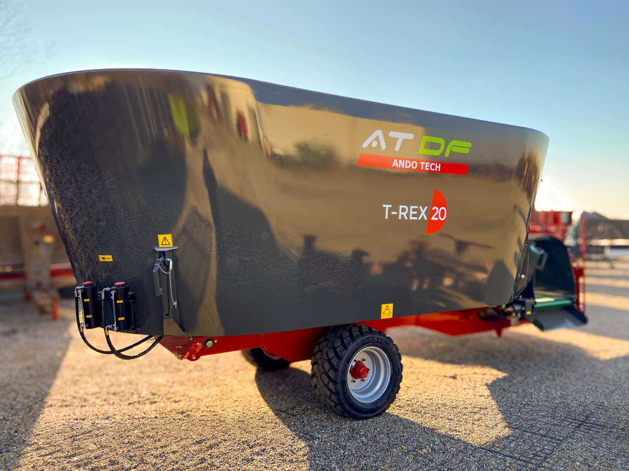 Ando Tech Futtermischwagen / Feed mixer / Melangeuse / Carro di alimentazione / Remolque alimentador / Кормораздатчик / Wóz paszowy T-REX 24 m3 - Mélangeuse: photos 1 Ando Tech Futtermischwagen / Feed mixer / Melangeuse / Carro di alimentazione / Remolque alimentador / Кормораздатчик / Wóz paszowy T-REX 24 m3 - Mélangeuse: photos 1