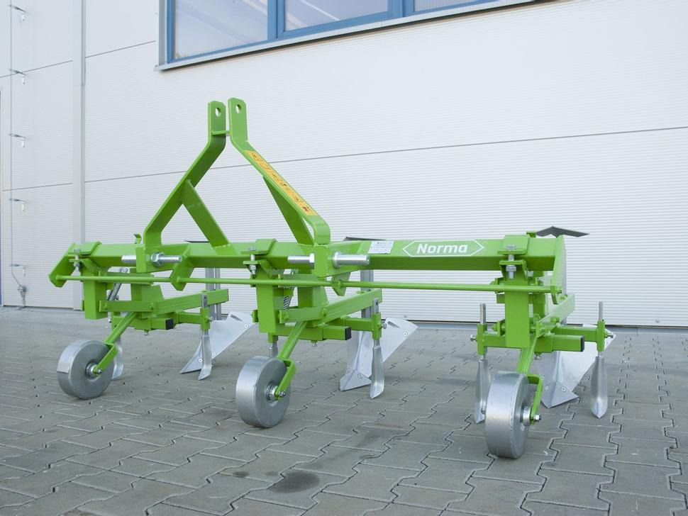 Bomet Jäthacke-Häufler / Hoe ridger / Butteuse / Rincalzatore assolcatore / Полольник-окучник / Obsypnik - Outils du sol: photos 1 Bomet Jäthacke-Häufler / Hoe ridger / Butteuse / Rincalzatore assolcatore / Полольник-окучник / Obsypnik - Outils du sol: photos 1