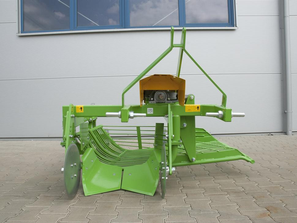 Bomet Siebkettenroder / Potato digger / Arracheuse de pomme de terre / Scavapatate / Однорядная картофельная копалка / Kopaczka do ziemniaków Ursa Z655 - Arracheuse de pommes de terre: photos 1 Bomet Siebkettenroder / Potato digger / Arracheuse de pomme de terre / Scavapatate / Однорядная картофельная копалка / Kopaczka do ziemniaków Ursa Z655 - Arracheuse de pommes de terre: photos 1