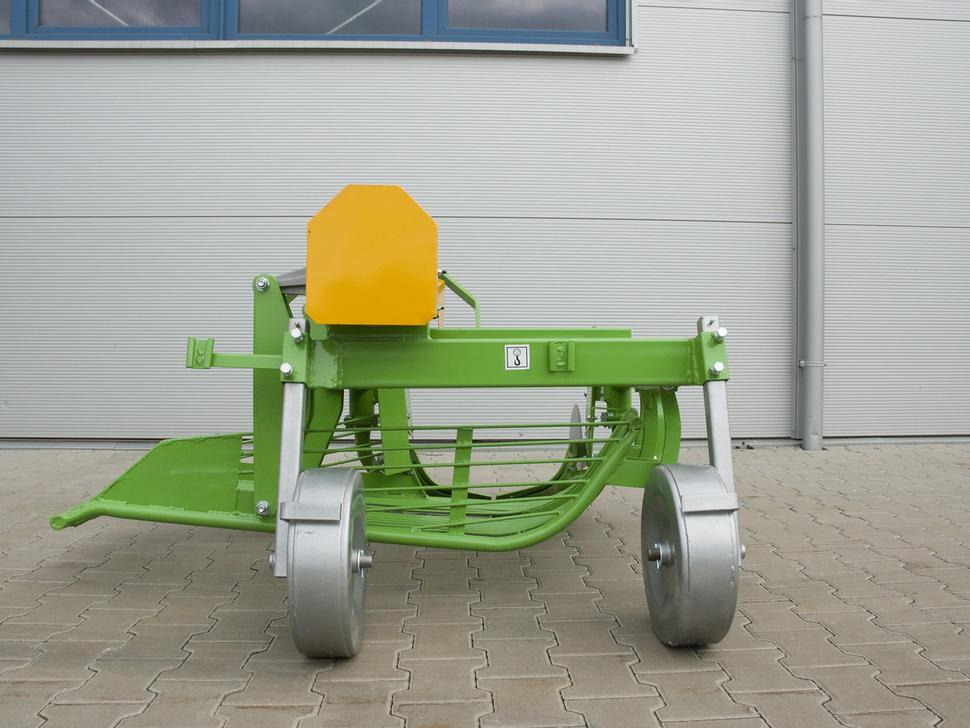 Bomet Siebkettenroder / Potato digger / Arracheuse de pomme de terre / Scavapatate / Однорядная картофельная копалка / Kopaczka do ziemniaków Ursa Z655 - Arracheuse de pommes de terre: photos 2 Bomet Siebkettenroder / Potato digger / Arracheuse de pomme de terre / Scavapatate / Однорядная картофельная копалка / Kopaczka do ziemniaków Ursa Z655 - Arracheuse de pommes de terre: photos 2