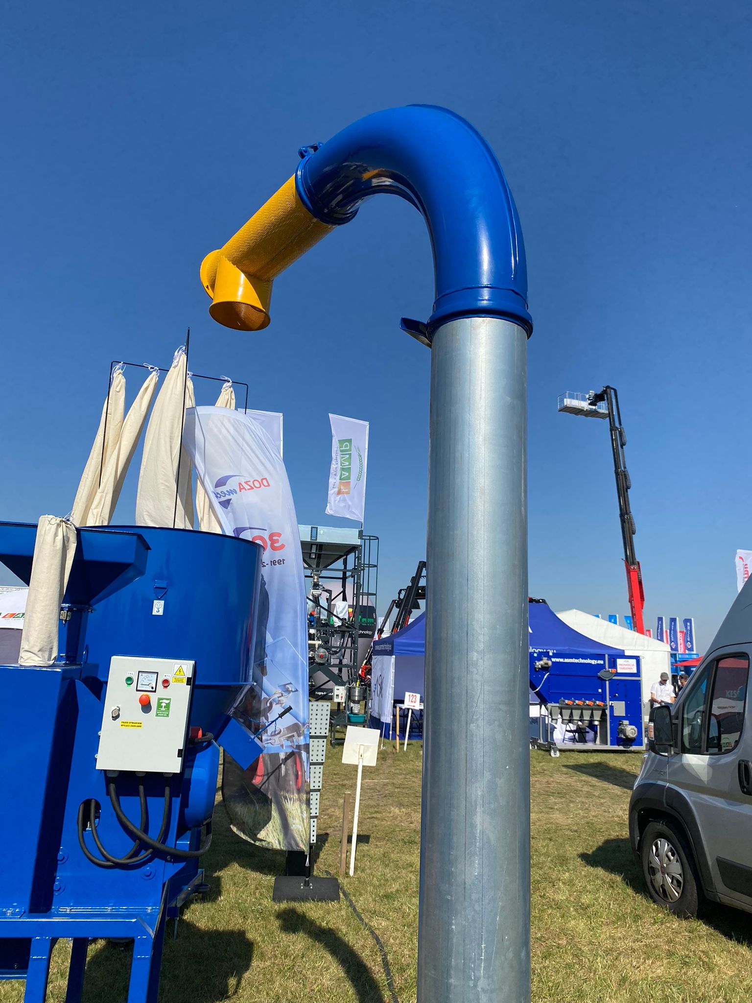 Dozamech Saug-Druckgebläse / Suction and pressure blower / Suceuse à grains / Trasportatore / Пневматический вдуватель / Dmuchawa ssąco-tłocząca T-420 - Convoyeur: photos 3 Dozamech Saug-Druckgebläse / Suction and pressure blower / Suceuse à grains / Trasportatore / Пневматический вдуватель / Dmuchawa ssąco-tłocząca T-420 - Convoyeur: photos 3