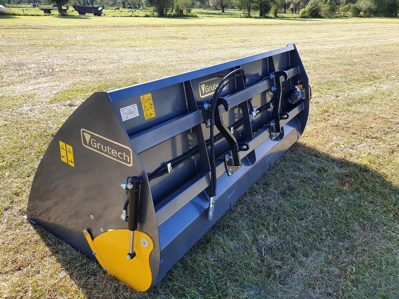 Grutech Futterverteiler / Bucket with screw / Godet avec vis / Cazo con sinfín / Benna con coclea / Ковш со шнеком / Łyżka ze ślimakiem 1,6 m - Godet pour chargeur pour Machine agricole: photos 5 Grutech Futterverteiler / Bucket with screw / Godet avec vis / Cazo con sinfín / Benna con coclea / Ковш со шнеком / Łyżka ze ślimakiem 1,6 m - Godet pour chargeur pour Machine agricole: photos 5