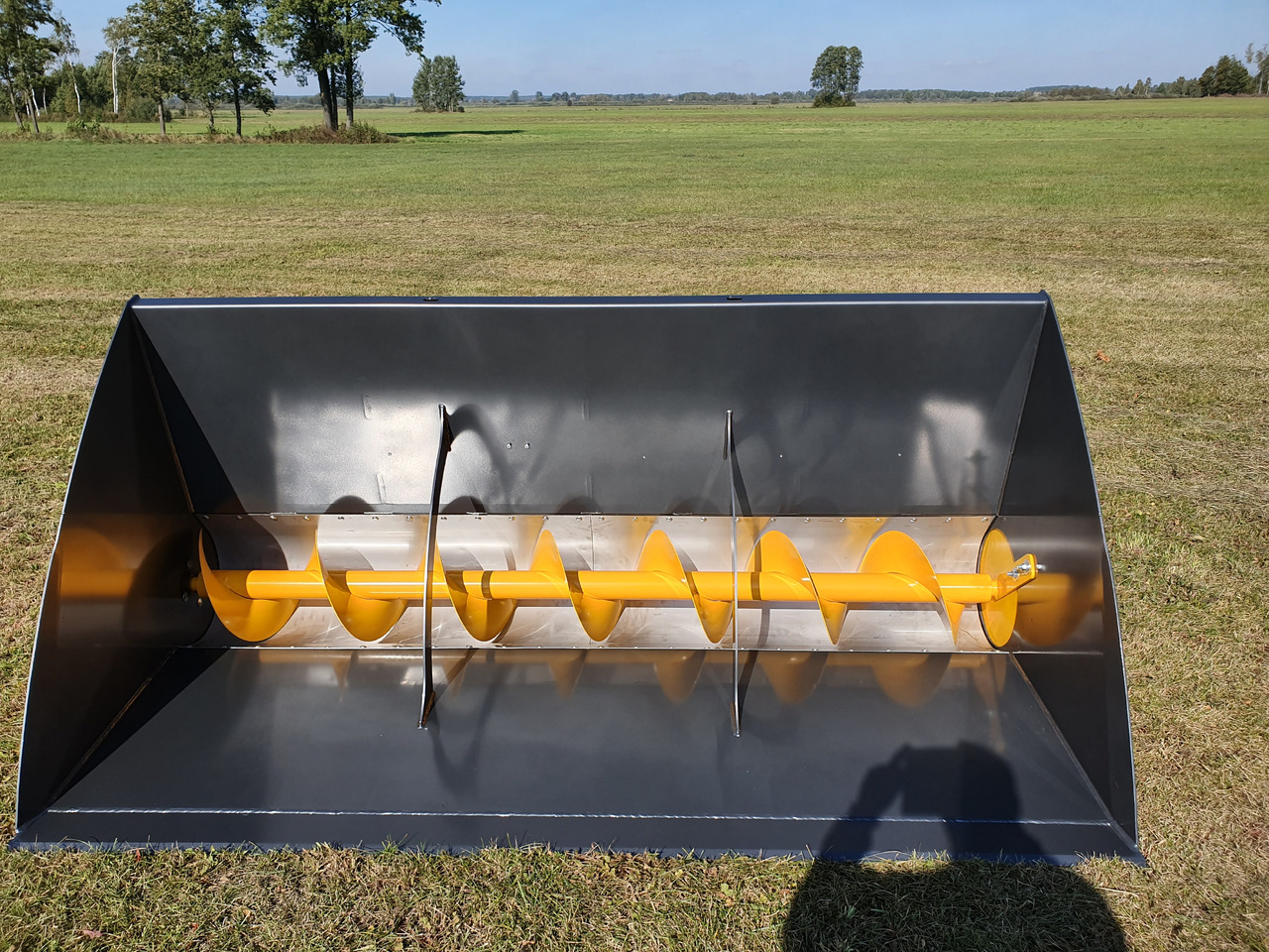 Grutech Futterverteiler / Bucket with screw / Godet avec vis / Cazo con sinfín / Benna con coclea / Ковш со шнеком / Łyżka ze ślimakiem 1,6 m - Godet pour chargeur pour Machine agricole: photos 2 Grutech Futterverteiler / Bucket with screw / Godet avec vis / Cazo con sinfín / Benna con coclea / Ковш со шнеком / Łyżka ze ślimakiem 1,6 m - Godet pour chargeur pour Machine agricole: photos 2