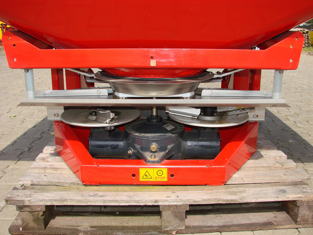 JAR-MET Düngerstreuer / Fertilizer spreader / Epandeur d'engrais / Rozsiewacz nawozów 1200 kg - Distributeur d'engrais: photos 5 JAR-MET Düngerstreuer / Fertilizer spreader / Epandeur d'engrais / Rozsiewacz nawozów 1200 kg - Distributeur d'engrais: photos 5