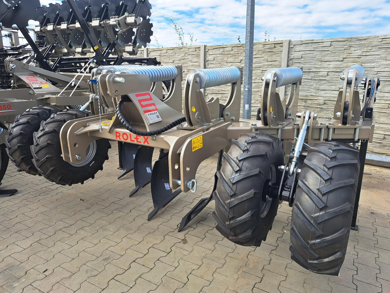 ROLEX Tiefenlockerer / Subsoiler / Décompacteur / Subsolador / Dissodatori / Глубокорыхлитель тип V / Głębosz typ V 3 m - Décompacteur: photos 1 ROLEX Tiefenlockerer / Subsoiler / Décompacteur / Subsolador / Dissodatori / Глубокорыхлитель тип V / Głębosz typ V 3 m - Décompacteur: photos 1
