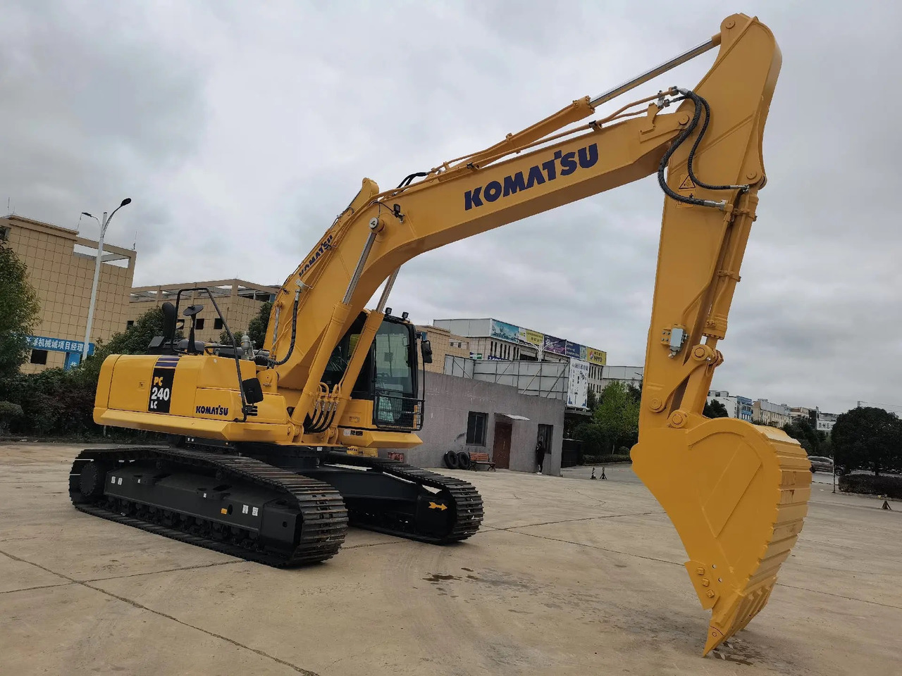 KOMATSU PC240-8 - Pelle sur chenille: photos 1 KOMATSU PC240-8 - Pelle sur chenille: photos 1