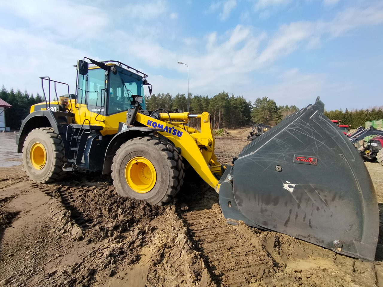 KOMATSU WA380 - Chargeuse sur pneus: photos 2 KOMATSU WA380 - Chargeuse sur pneus: photos 2