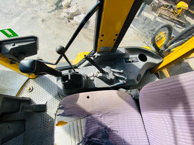 Tractopelle KOMATSU Tractopelle WB70 (NET DE TVA): photos 9
