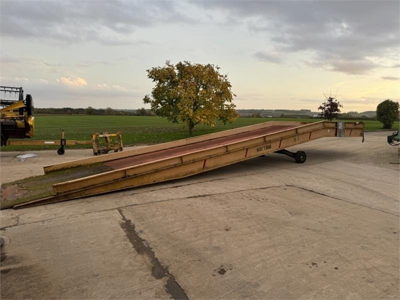 Loading Ramp Loading Ramp - Rampe de chargement: photos 1 Loading Ramp Loading Ramp - Rampe de chargement: photos 1