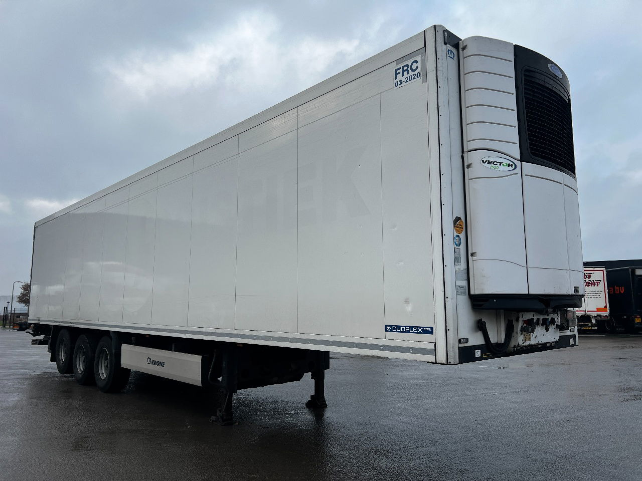 Krone SD met Carrier Vector 1550 en dhollandia laadklep - Semi-remorque frigorifique: photos 2 Krone SD met Carrier Vector 1550 en dhollandia laadklep - Semi-remorque frigorifique: photos 2