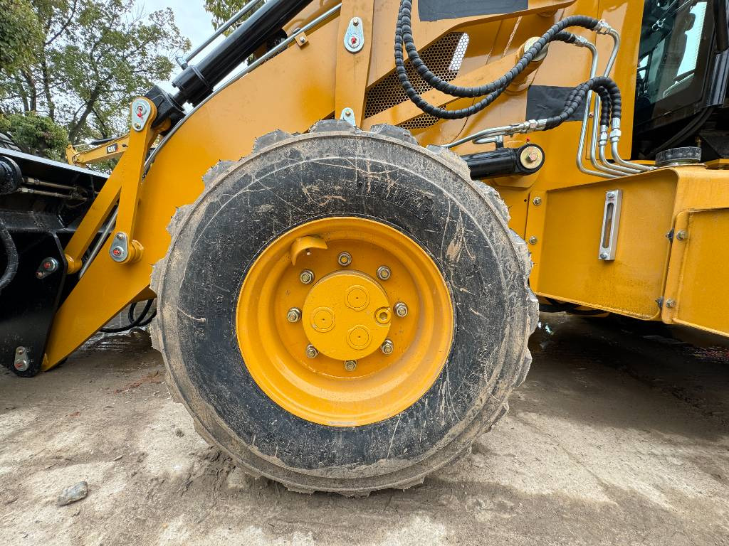 CAT 100% new CAT 420 F - Tractopelle: photos 3 CAT 100% new CAT 420 F - Tractopelle: photos 3