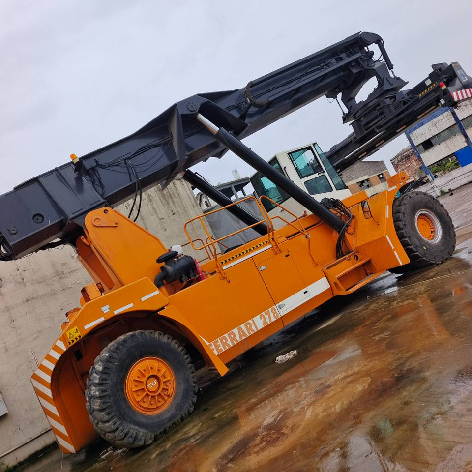 Ferrari 278 - Reach stacker: photos 3 Ferrari 278 - Reach stacker: photos 3