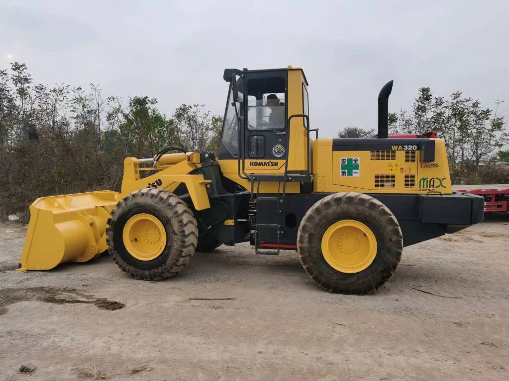 Komatsu WA 320-5 - Chargeuse sur pneus: photos 1 Komatsu WA 320-5 - Chargeuse sur pneus: photos 1