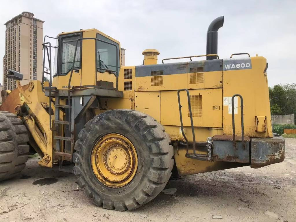 Chargeuse sur pneus Komatsu WA 600-3: photos 13