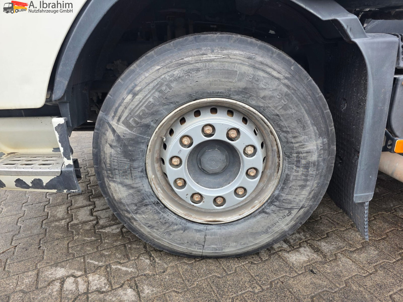 Volvo FH 520 | 6x4 | Schaltgetriebe | Blatt Blatt Klima | Trommelbremse | 3 Pedals - Tracteur routier: photos 5 Volvo FH 520 | 6x4 | Schaltgetriebe | Blatt Blatt Klima | Trommelbremse | 3 Pedals - Tracteur routier: photos 5