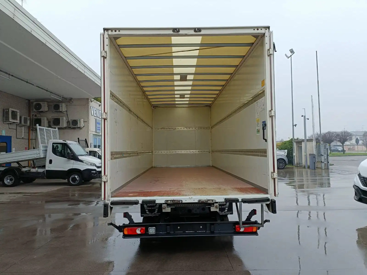 IVECO EUROCARGO 75E19 / 80E19 / 86E19 - Camion fourgon: photos 5 IVECO EUROCARGO 75E19 / 80E19 / 86E19 - Camion fourgon: photos 5