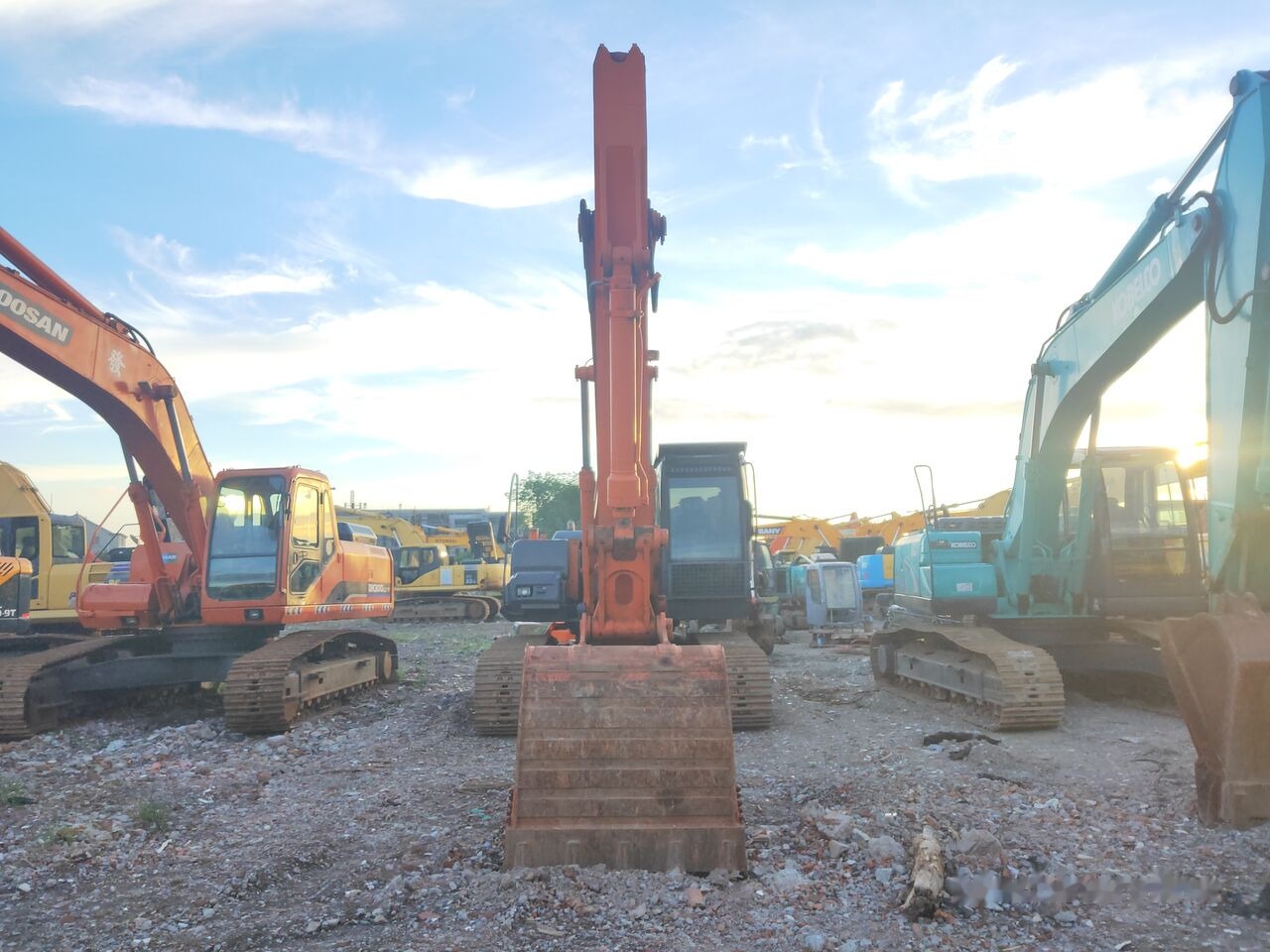 Hitachi ZX210 - Pelle sur chenille: photos 1 Hitachi ZX210 - Pelle sur chenille: photos 1