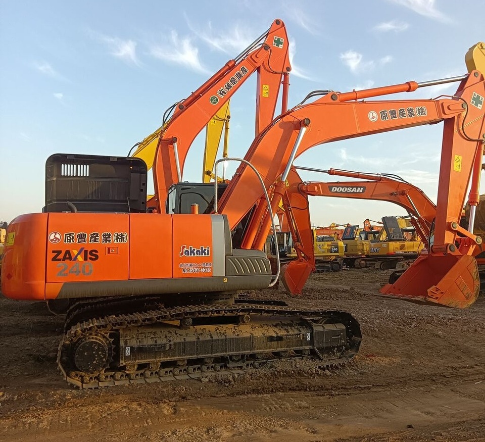 Hitachi ZX240 - Pelle sur chenille: photos 1 Hitachi ZX240 - Pelle sur chenille: photos 1
