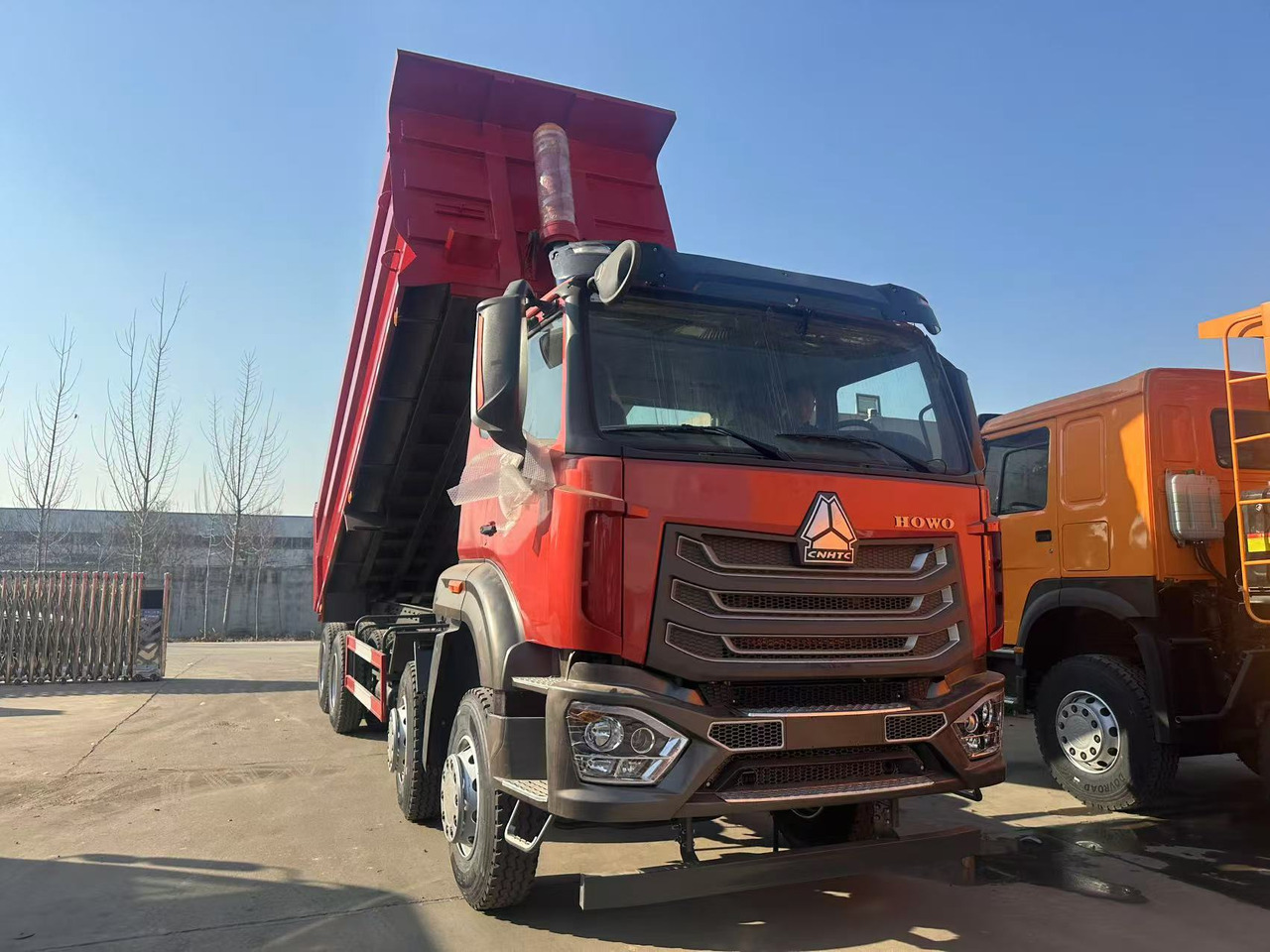 Howo HAOHAN DUMP TRUCK 8X4 - Camion benne: photos 1 Howo HAOHAN DUMP TRUCK 8X4 - Camion benne: photos 1