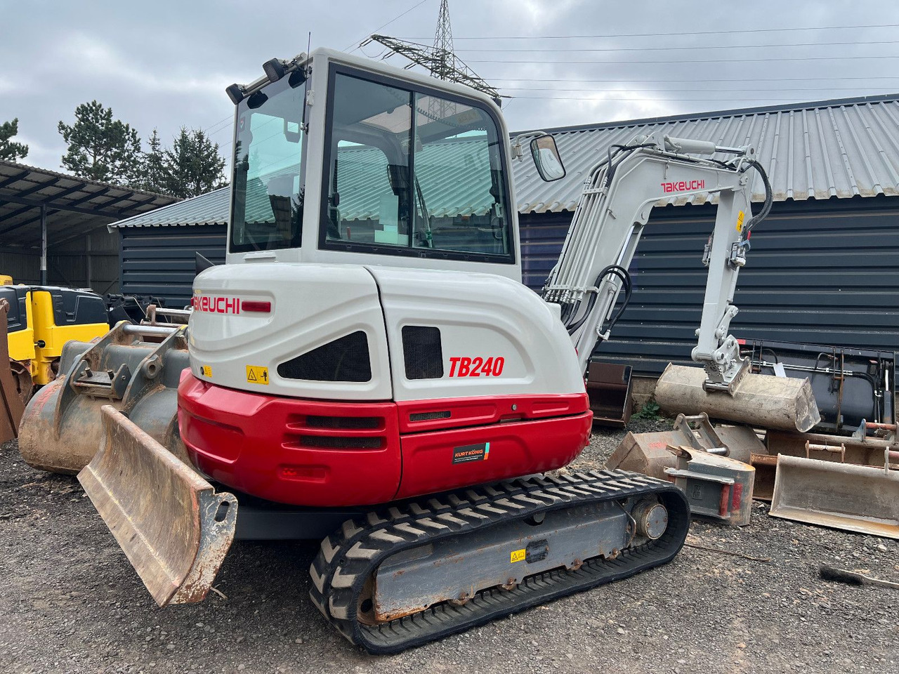 Takeuchi TB 240 DPF V4 - Mini pelle: photos 1 Takeuchi TB 240 DPF V4 - Mini pelle: photos 1