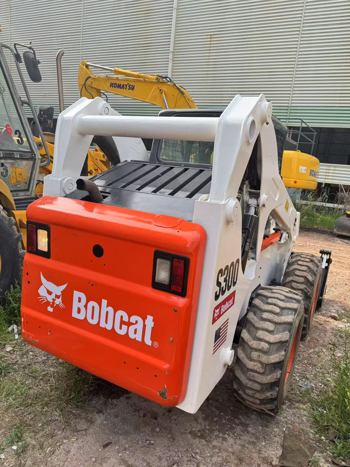BOBCAT S300 - Tractopelle: photos 4 BOBCAT S300 - Tractopelle: photos 4
