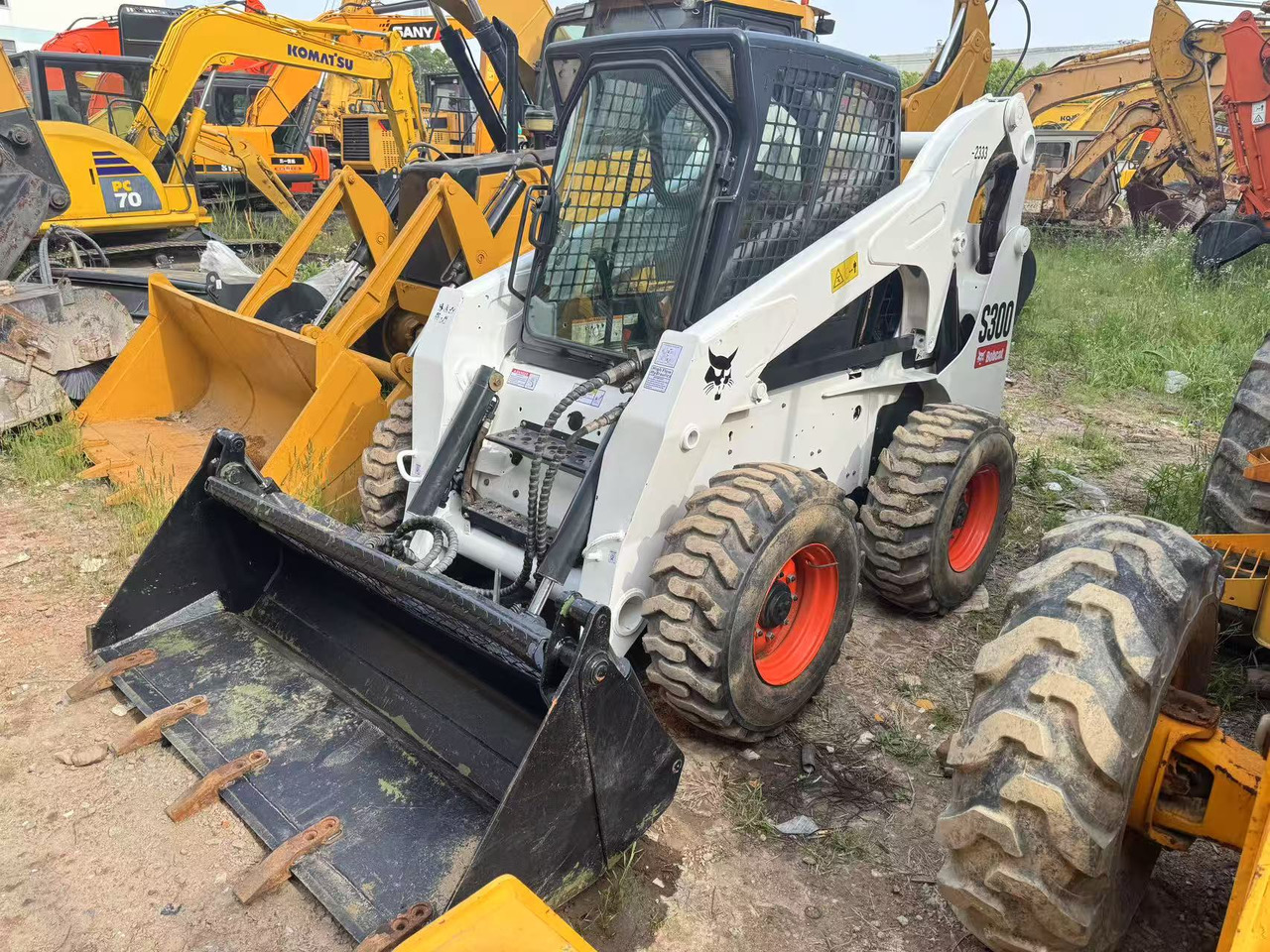 BOBCAT S300 - Mini chargeuse: photos 3 BOBCAT S300 - Mini chargeuse: photos 3
