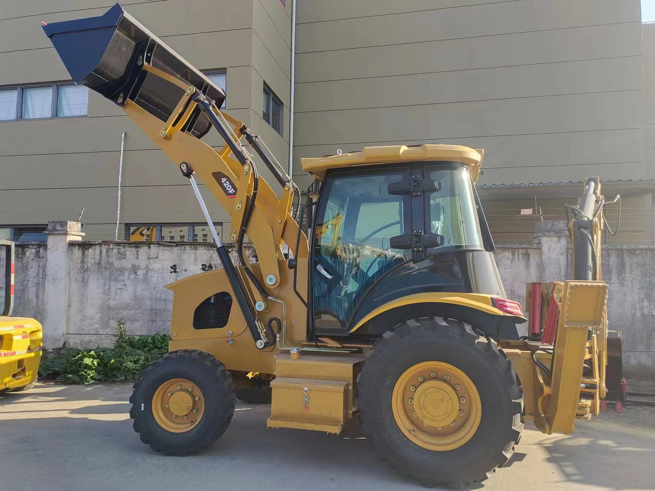 CATERPILLAR 420F - Tractopelle: photos 2 CATERPILLAR 420F - Tractopelle: photos 2