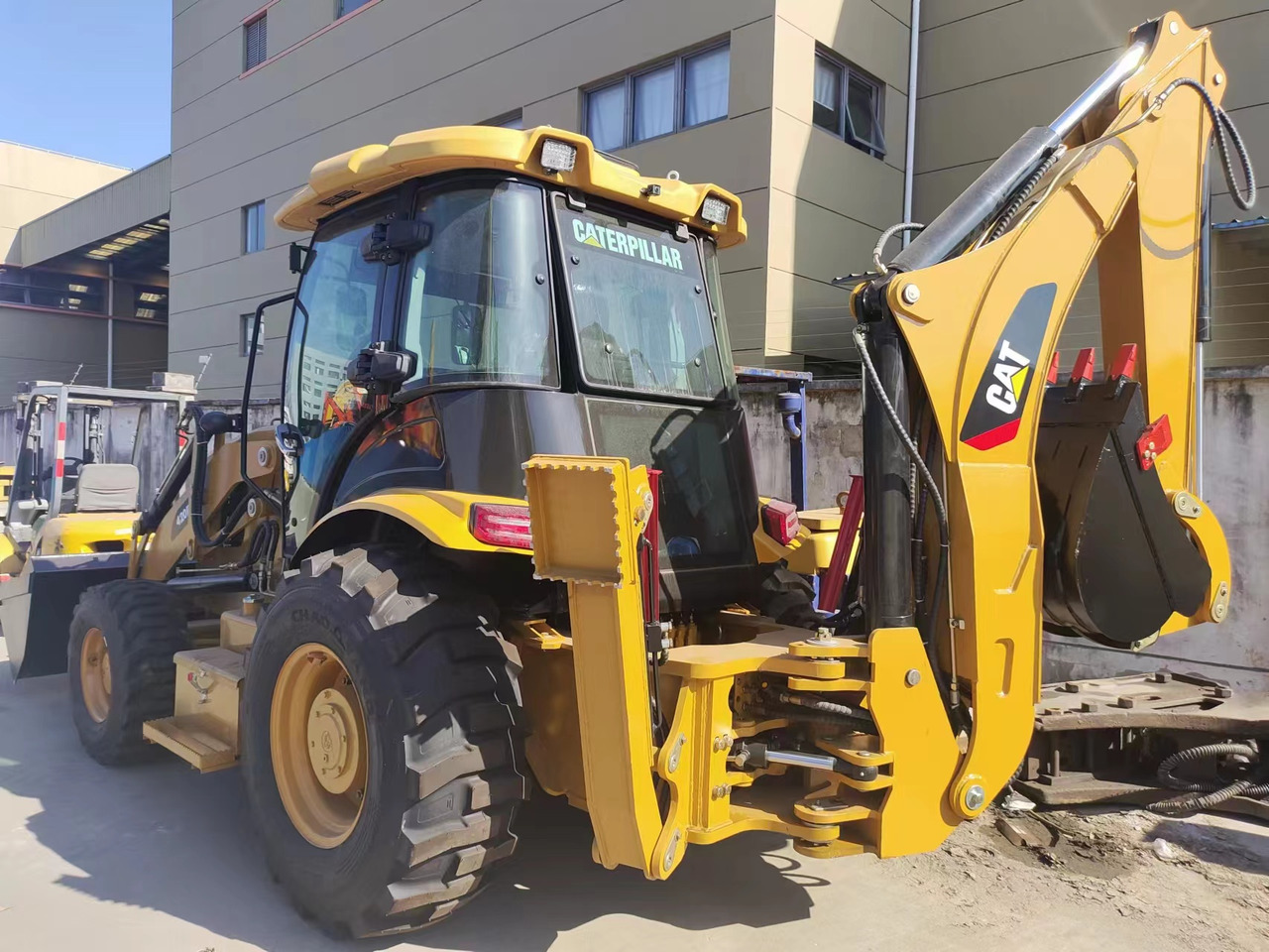 CATERPILLAR 420F - Tractopelle: photos 1 CATERPILLAR 420F - Tractopelle: photos 1