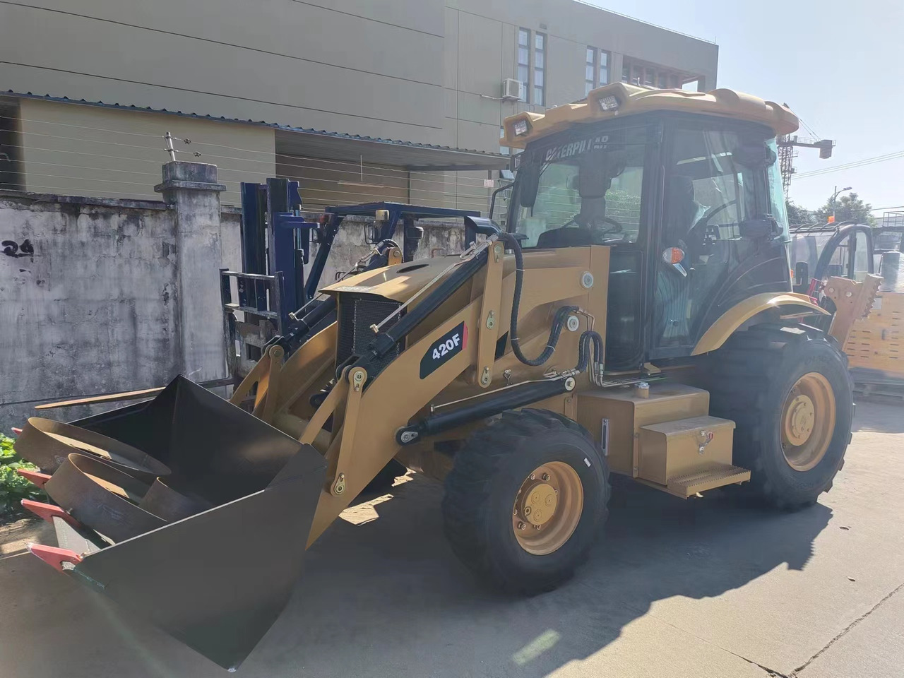 CATERPILLAR 420f - Tractopelle: photos 3 CATERPILLAR 420f - Tractopelle: photos 3