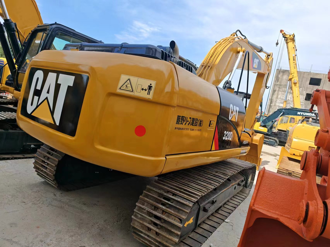 CATERPILLAR CAT 320D2 - Pelle sur chenille: photos 2 CATERPILLAR CAT 320D2 - Pelle sur chenille: photos 2