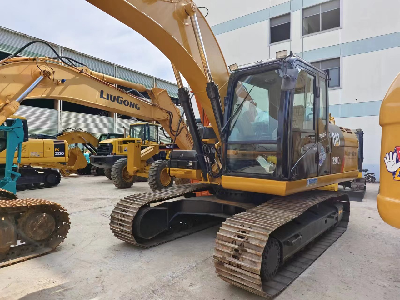 CATERPILLAR CAT 320D2 - Pelle sur chenille: photos 3 CATERPILLAR CAT 320D2 - Pelle sur chenille: photos 3