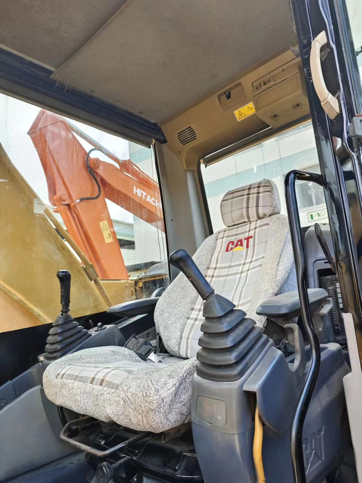 CATERPILLAR CAT 320D2 - Pelle sur chenille: photos 4 CATERPILLAR CAT 320D2 - Pelle sur chenille: photos 4