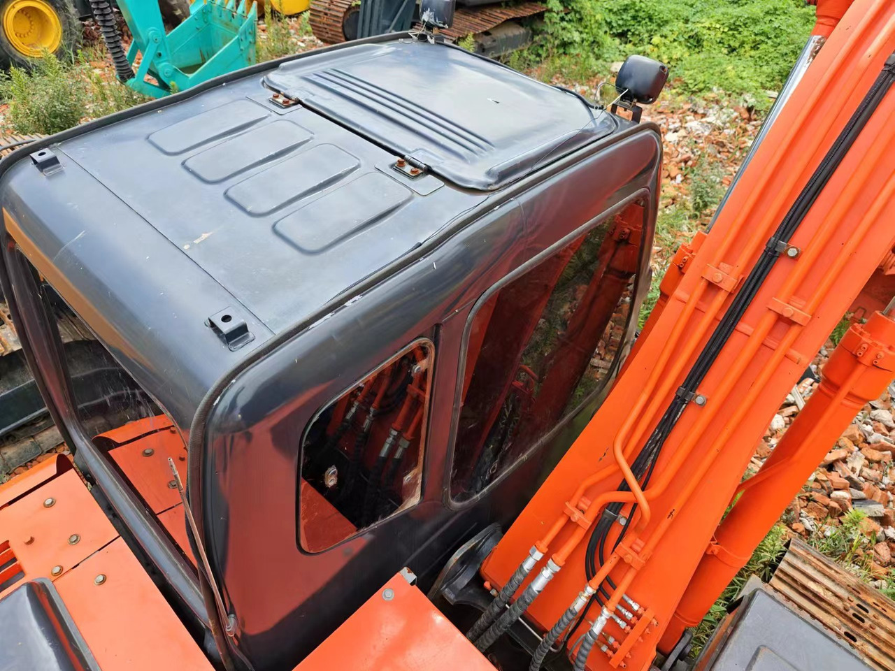 HITACHI EX120-5 - Pelle sur chenille: photos 2 HITACHI EX120-5 - Pelle sur chenille: photos 2