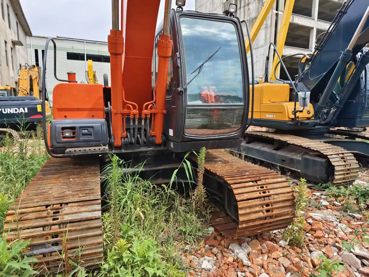 HITACHI EX120-5 - Pelle sur chenille: photos 3 HITACHI EX120-5 - Pelle sur chenille: photos 3