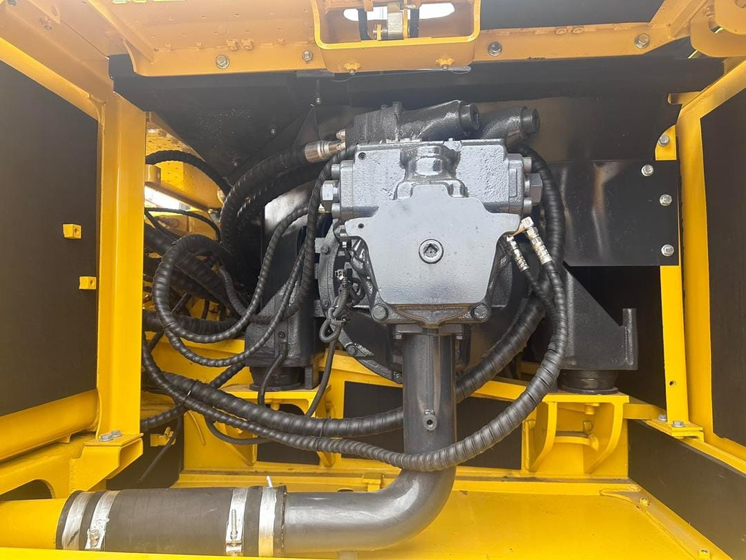 KOMATSU PC300-8 - Pelle sur chenille: photos 4 KOMATSU PC300-8 - Pelle sur chenille: photos 4