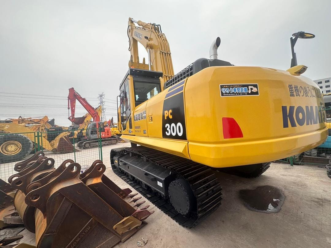 KOMATSU PC300-8 - Pelle sur chenille: photos 1 KOMATSU PC300-8 - Pelle sur chenille: photos 1