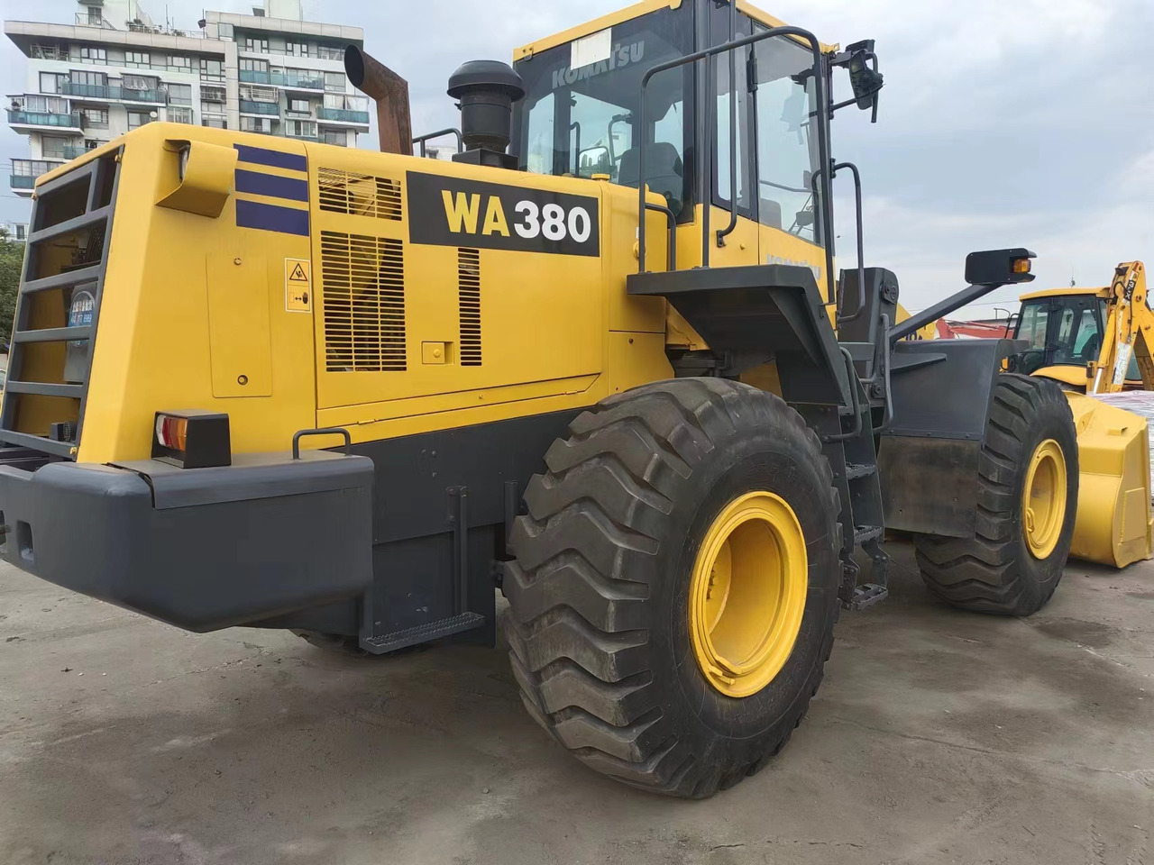KOMATSU WA380-6 - Chargeuse sur pneus: photos 1 KOMATSU WA380-6 - Chargeuse sur pneus: photos 1