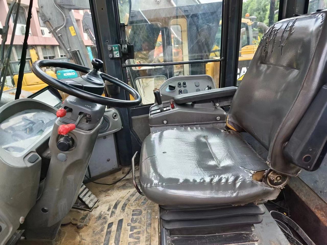 KOMATSU WA380-6 - Chargeuse sur pneus: photos 4 KOMATSU WA380-6 - Chargeuse sur pneus: photos 4