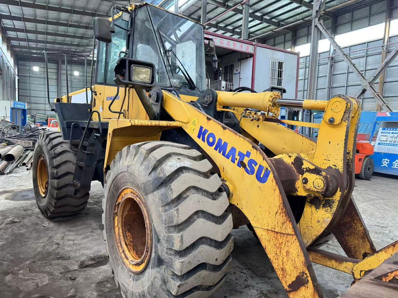 KOMATSU WA380Z-6 - Chargeuse sur pneus: photos 4 KOMATSU WA380Z-6 - Chargeuse sur pneus: photos 4