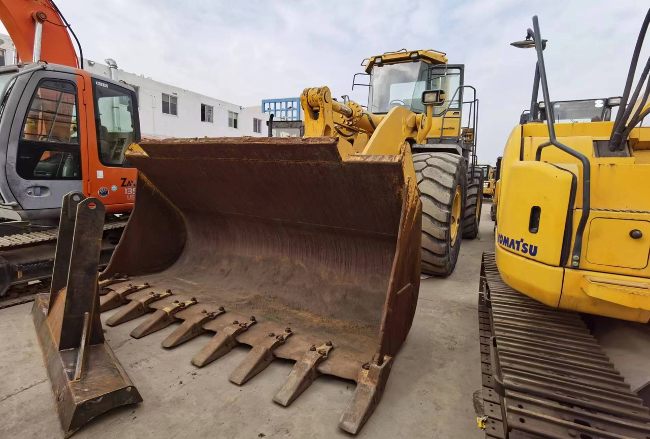 KOMATSU WA600-3 - Chargeuse sur pneus: photos 1 KOMATSU WA600-3 - Chargeuse sur pneus: photos 1