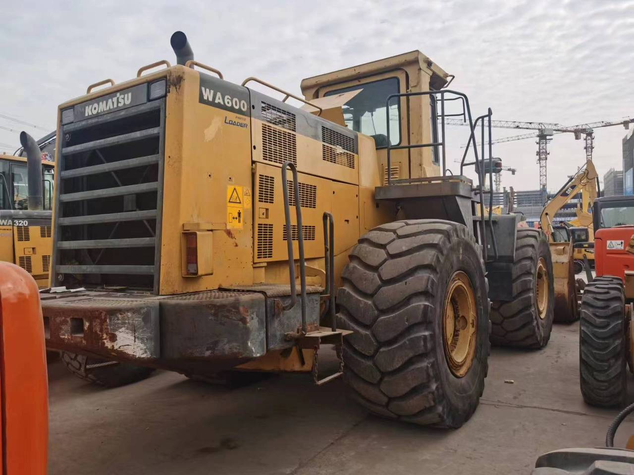KOMATSU WA600-3 - Chargeuse sur pneus: photos 2 KOMATSU WA600-3 - Chargeuse sur pneus: photos 2