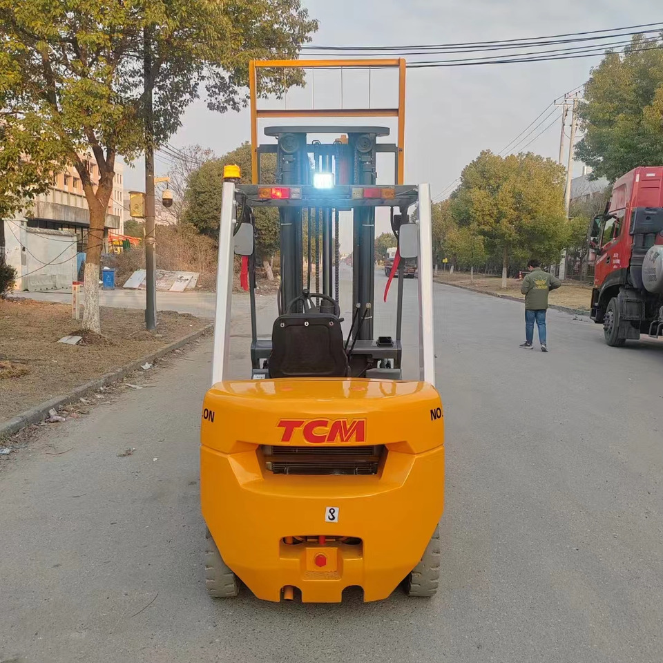 TCM FD30 diesel ISUZU engine forklift from Japan - Chariot élévateur diesel: photos 2 TCM FD30 diesel ISUZU engine forklift from Japan - Chariot élévateur diesel: photos 2
