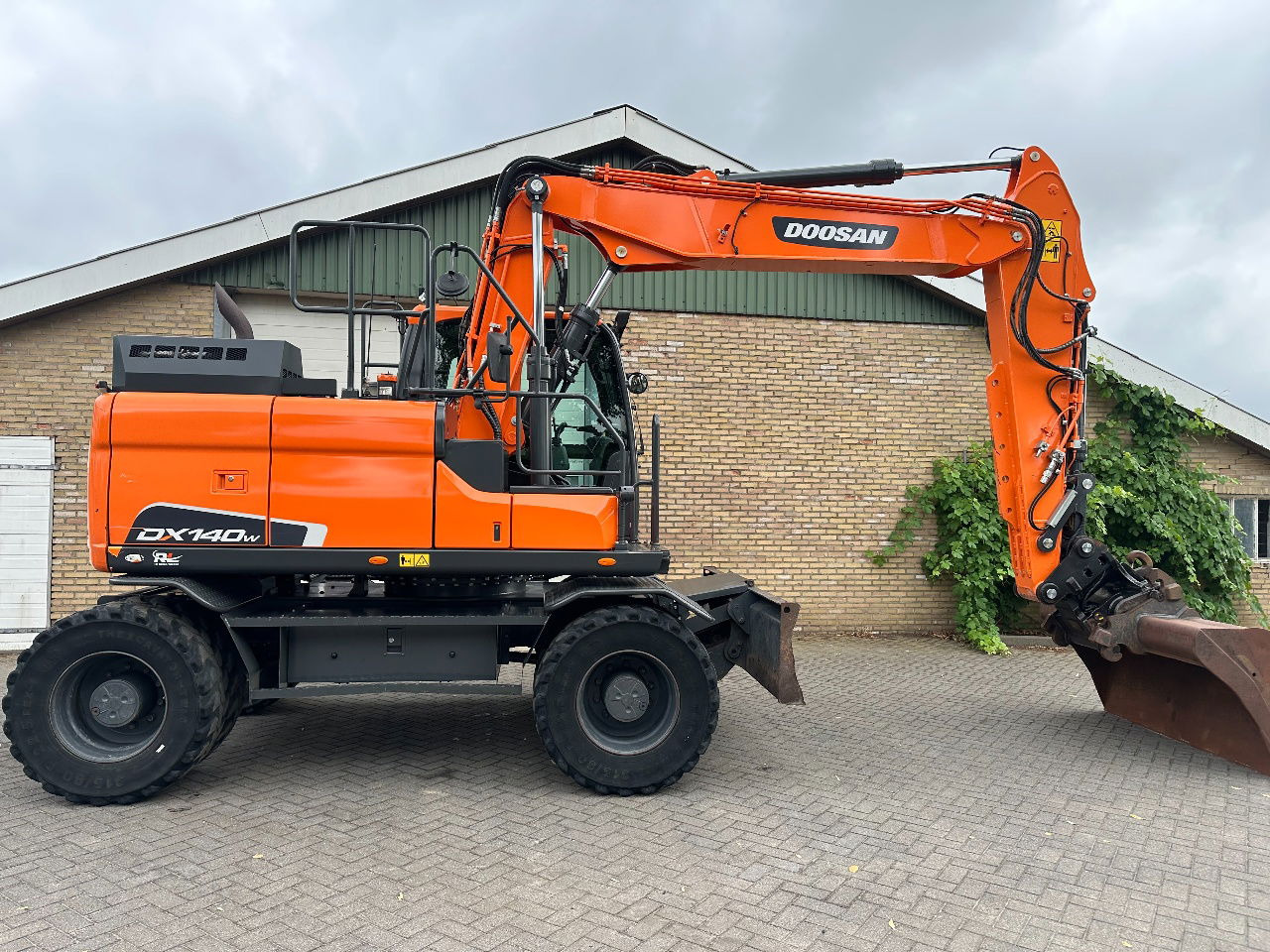 Doosan DX140W-5 - Pelle sur pneus: photos 5 Doosan DX140W-5 - Pelle sur pneus: photos 5