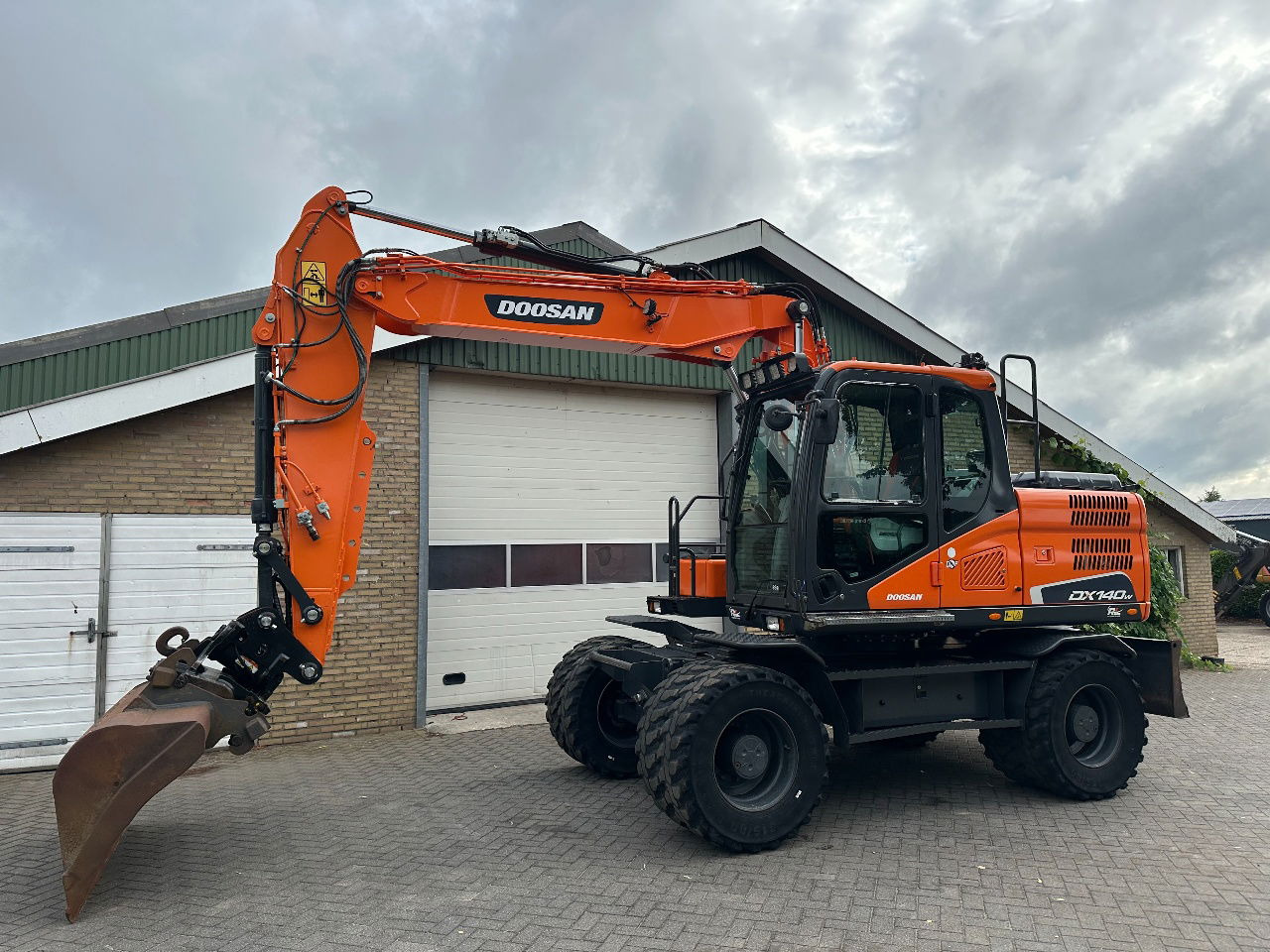 Doosan DX140W-5 - Pelle sur pneus: photos 2 Doosan DX140W-5 - Pelle sur pneus: photos 2
